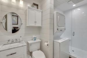 Downtown Condo 1 Block to King with Private Patio