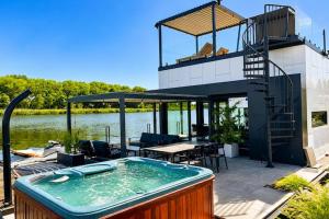 Boat House for 7 with Jacuzzi