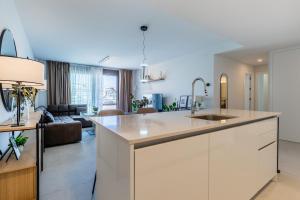 Modern 2BR Apt with Sea View