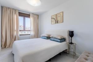 Modern 2BR Apt with Sea View
