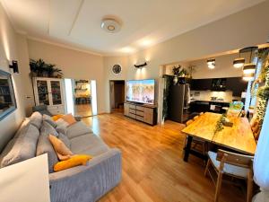 Przestronny Apartament 86m2 w Centrum przy Parku ,Idealny dla rodzin ,2 łazienki , TV 85 , Parking