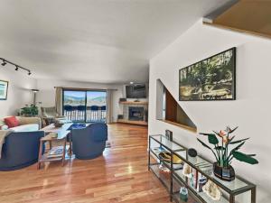 732B Meadow Creek