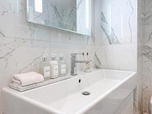Heart Marais Studio by Melvane