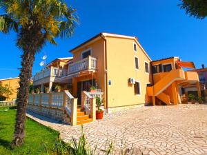 Apartments Orange 768 