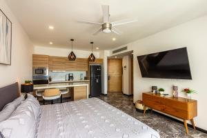 Oceanfront Condo Top Location Near 5th Ave