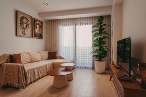 Modern Smart Home with Office, Pool, Gym and Fast WiFi - 10 min to Airport