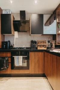 Modern Smart Home with Office, Pool, Gym and Fast WiFi - 10 min to Airport