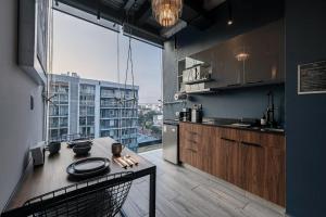 Skyline Loft – Modern Comfort, Stunning City Views