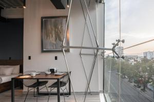 Skyline Loft – Modern Comfort, Stunning City Views