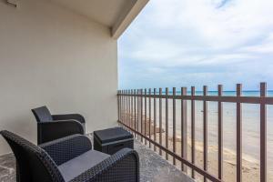 Ocean Front! Amazing Rooftop Pool, Walk to Fifth!