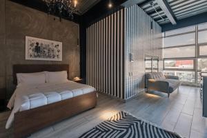 The Striped Loft Modern Elegance-Centric location