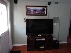 Charming 2-bedroom cottage in enjoyable Pinellas Park with AC, WiFi, and more
