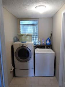 Charming 2-bedroom cottage in enjoyable Pinellas Park with AC, WiFi, and more