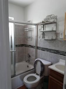Charming 2-bedroom cottage in enjoyable Pinellas Park with AC, WiFi, and more