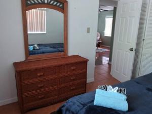 Charming 2-bedroom cottage in enjoyable Pinellas Park with AC, WiFi, and more