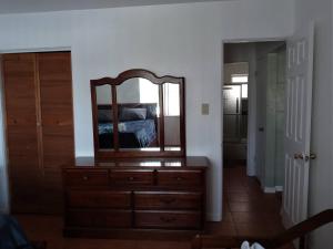 Charming 2-bedroom cottage in enjoyable Pinellas Park with AC, WiFi, and more