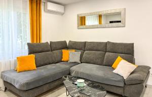 2 Bedroom Cozy Apartment In Marinici