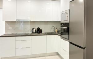 2 Bedroom Cozy Apartment In Marinici