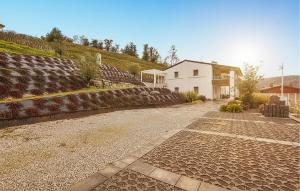 1 Bedroom Lovely Apartment In Premaor