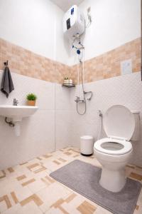 Cozy Stay Near Airport Private Bathroom