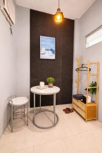 Cozy Stay Near Airport Private Bathroom