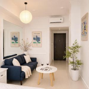 Bright Studio River View - Walk to D1 Cozy & Calm