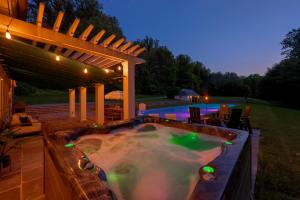 The Stone Cottage w- fireplace -hot tub