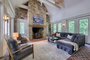 The Stone Cottage w- fireplace -hot tub