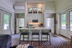 The Stone Cottage w- fireplace -hot tub
