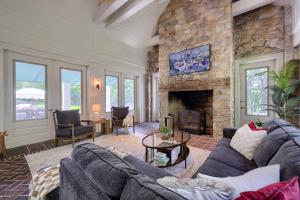 The Stone Cottage w- fireplace -hot tub