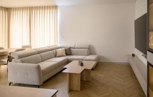 Beautiful Home In Donji Prolozac