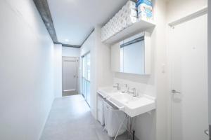 10minute walk from Gifu Station Private parking available for up to 2 cars Accommodates 18 people6 bedrooms Rooftop BBQ
