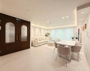 10 minutes from Hongik University Station#Highend 5star suite#3rooms#2 bathrooms#Goose down comforters#Luxury amenities