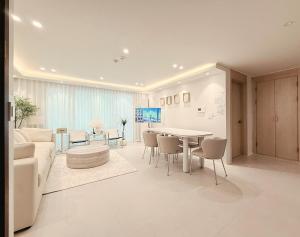 10 minutes from Hongik University Station#Highend 5star suite#3rooms#2 bathrooms#Goose down comforters#Luxury amenities