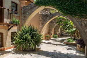 Kamares a restaured Venetian domain retreat