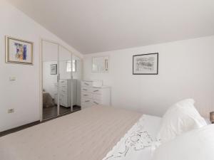 Apartments Roda - Comfort One Bedroom Apartment with Terrace Kate - ST