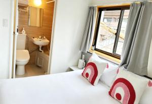 Asakusa Hanichi 202 Queen Bed Room, 4 min walk to Asakusa Temple, direct subway access to Narita and Haneda Airport