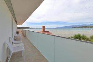 Villa Maritime - Exklusive Strandvilla mit beheiztem Pool, Grillhütte & Meerblick bei Zadar