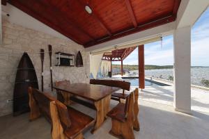 Villa Maritime - Exklusive Strandvilla mit beheiztem Pool, Grillhütte & Meerblick bei Zadar