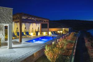 Villa Maritime - Exklusive Strandvilla mit beheiztem Pool, Grillhütte & Meerblick bei Zadar