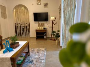 Macramé & Moss Chic & Cozy 2BHK Boho Pool View apt