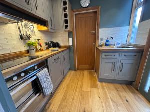 Heaton 1BDR Garden Flat With Dedicated Office