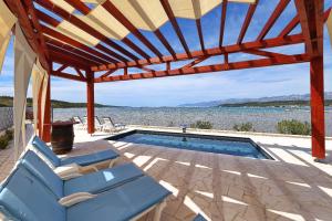 Villa Maritime - Exklusive Strandvilla mit beheiztem Pool, Grillhütte & Meerblick bei Zadar