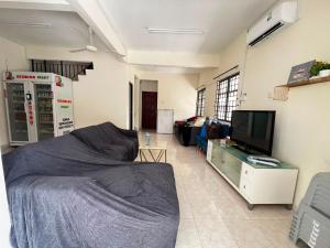 johor bahru corner party house 4bedroom 3bathroom 15pax