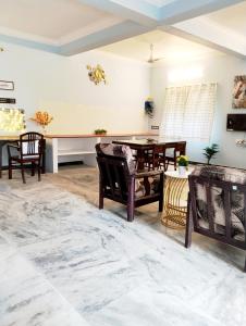 Spacious 8 BHK Full Home 5 km WhiteTown - DESTINO
