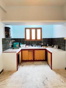 Spacious 8 BHK Full Home 5 km WhiteTown - DESTINO