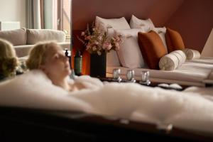 Jacuzzi Mirror Suite Granaria by Downtown Apartments