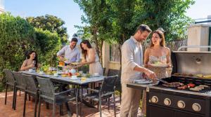 VACATION MARBELLA I Villa Bosquecito, Giant Private Heated Pool, Walk to the Beach, 6 BDR, Spacious Villa, BBQ, Alarm System, Ample Garden