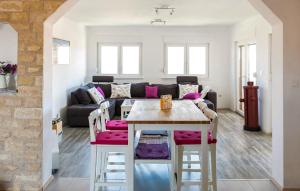 Beautiful Apartment In Povljana With Wifi