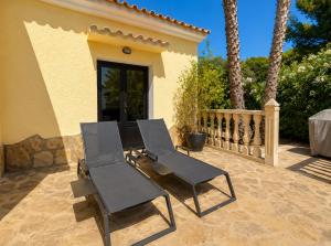 Beautiful 3 bedroom villa with heated private pool and mountain views